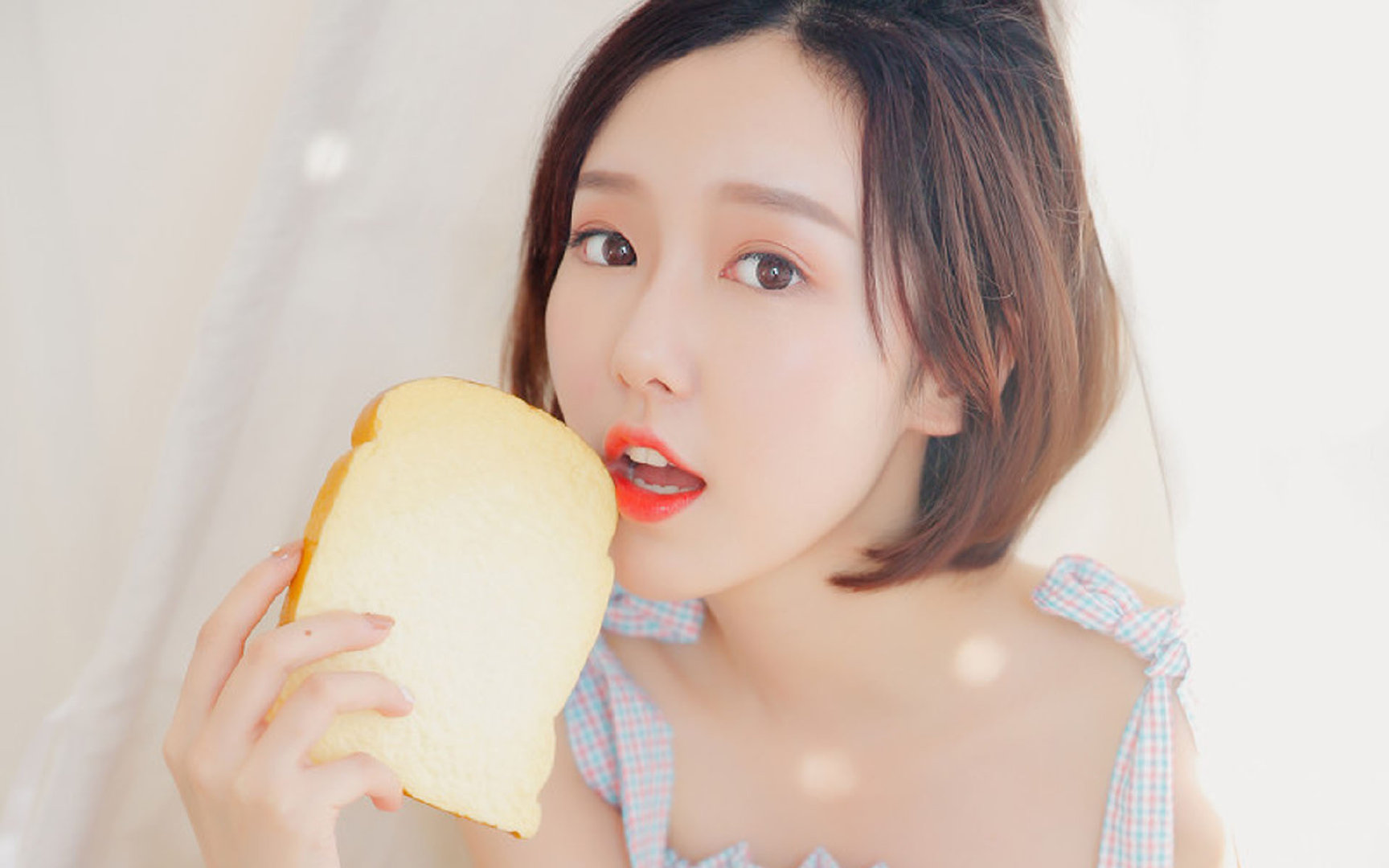 当莱万沉默如金，许昕用球拍奏响东方狂想曲