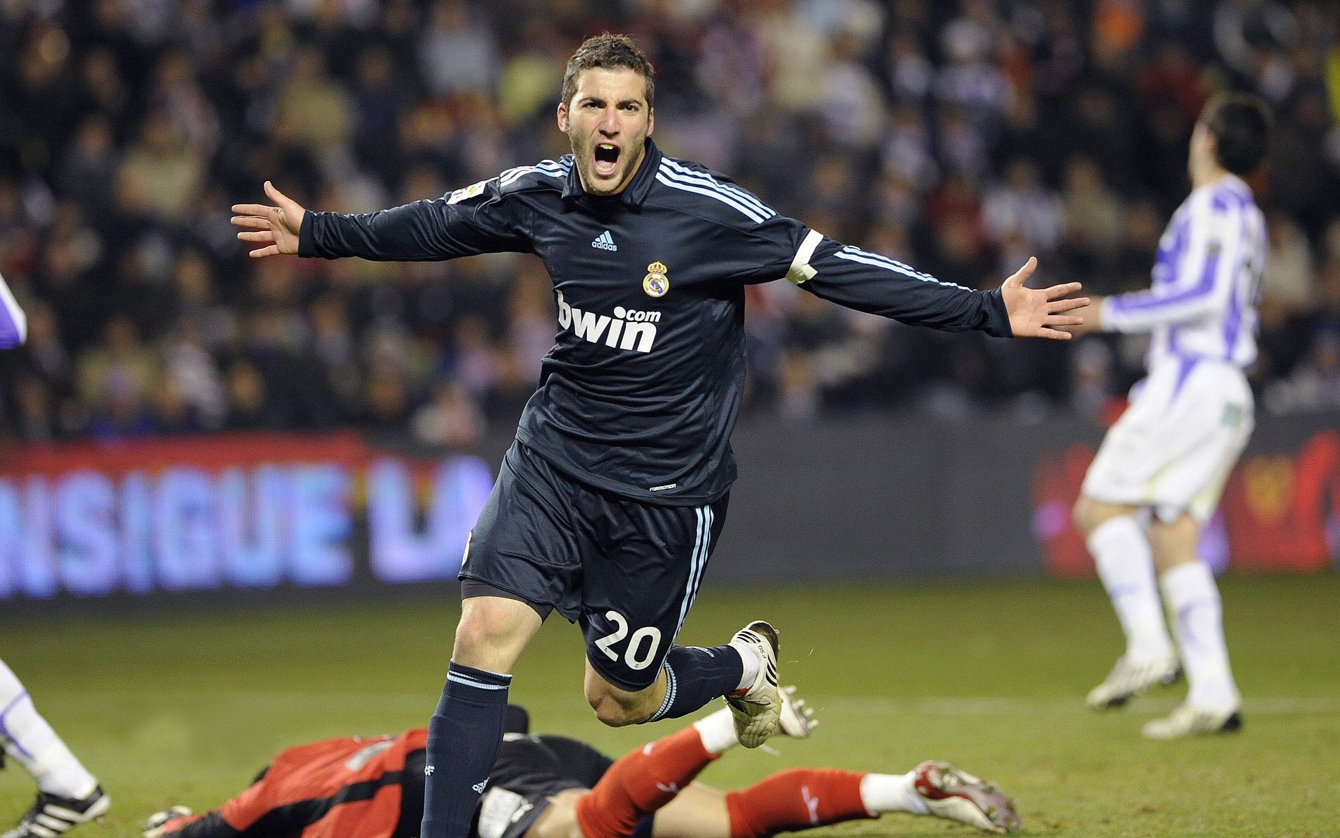 巨浪与磐石，年度焦点之战夜，楚阿梅尼谱写的防守交响曲