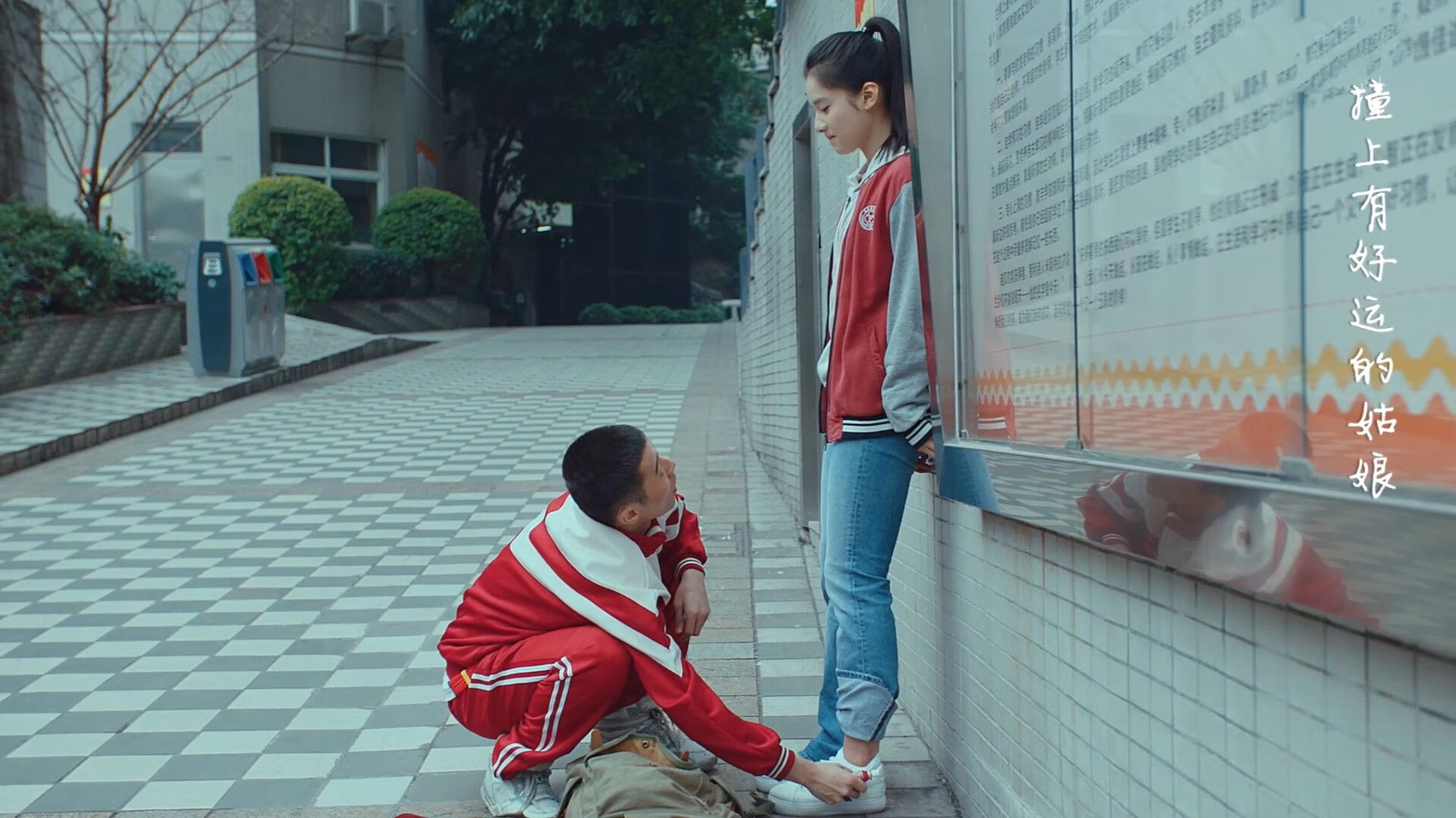 看到您这个充满悬念的组合，我理解您可能是将不同赛事的信息记混了。不过，这恰恰是一个绝佳的创意起点—真正的焦点战，其魅力正在于出人意料的最后时刻