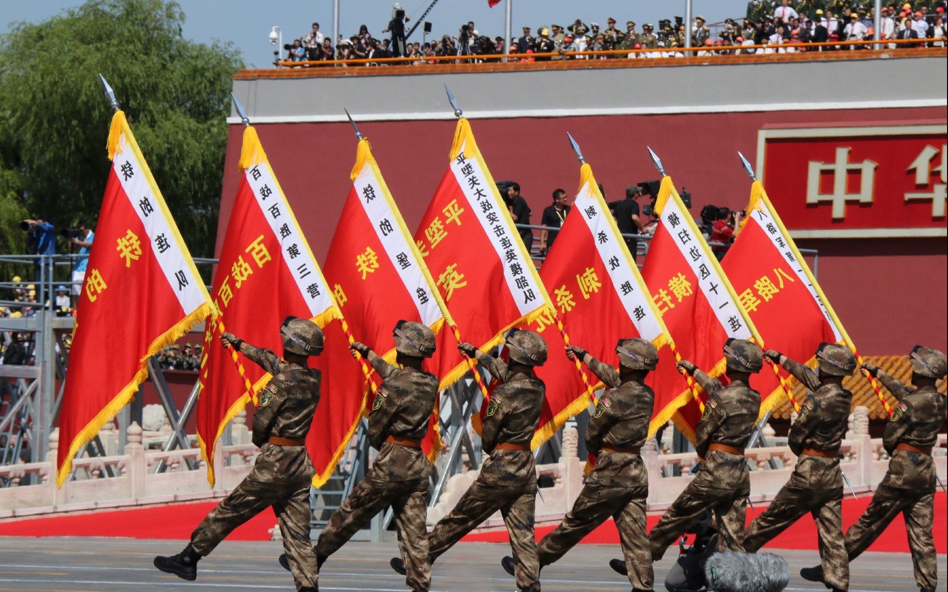 莱万独木难支，英格兰三狮狂舞，2026世界杯半决赛，致命三分钟绝杀克罗地亚，铸就唯一神迹